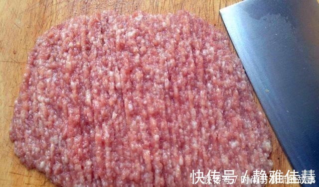 调猪肉馅时，掌握这3个关键技巧，肉馅软嫩多汁，不柴不硬更入味