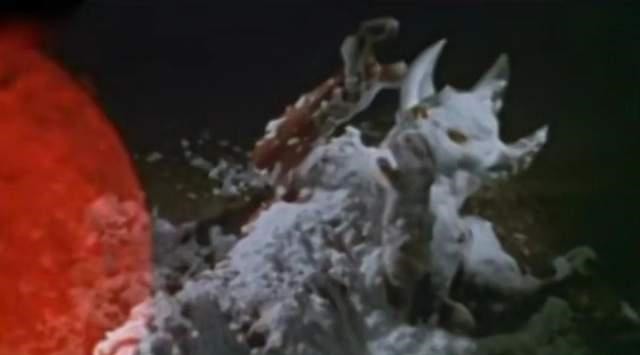 螃蟹|泰罗奥特曼里的悲剧时刻,怪兽破坏船只为生存,最后怪兽全家被吃