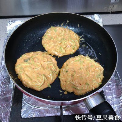 白萝卜|#我的养生日常-远离秋燥#萝卜丝虾仁饼