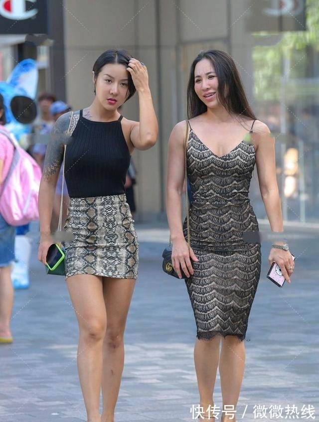一字带 美女身穿带背带的修身连衣裙，不仅舒适，而且很时尚，颜色很漂亮！