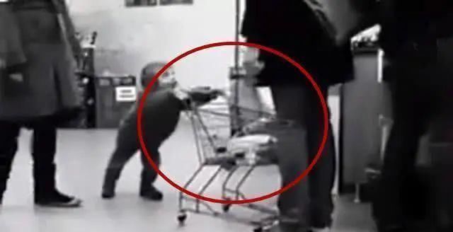 回击|熊孩子用购物车多次撞人,亲妈却视而不见,被撞者回击亮了