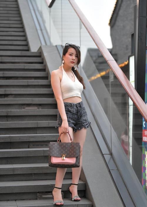 美女 穿休闲装的美女,这样的长腿怎么能不喜欢