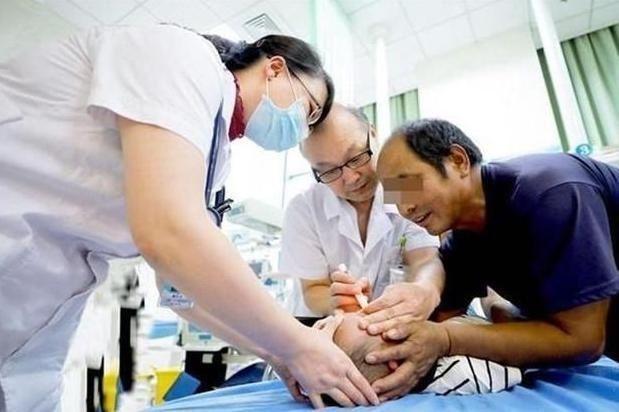 为人父母|3岁女宝误将502滴入眼睛,宝妈临危不乱的做法,获医生夸赞