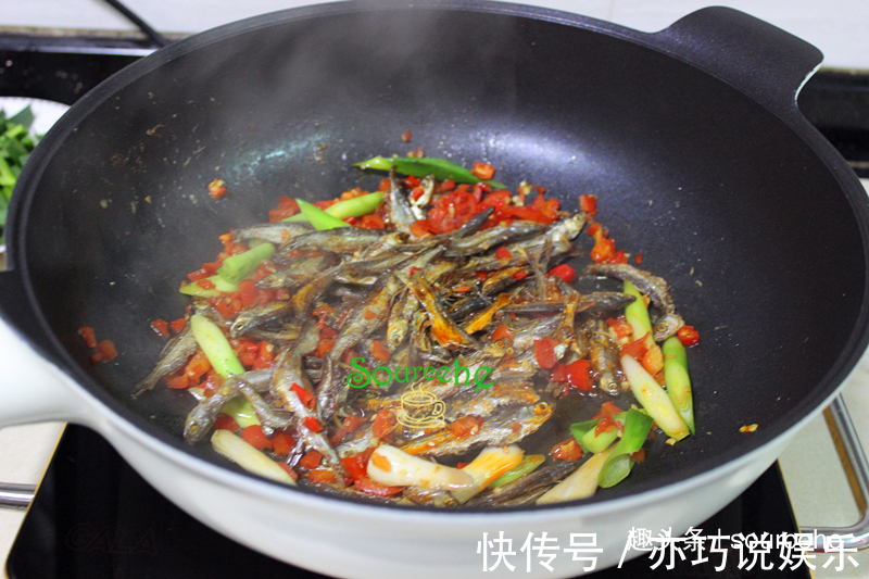 煮小鱼干增加一步，连骨头都酥香麻辣，无腥味特鲜香，超下饭