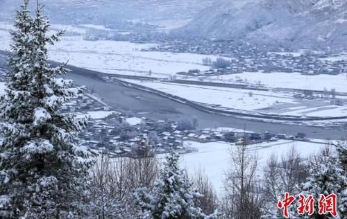 高原春雪分外妖娆 似丹青水墨画