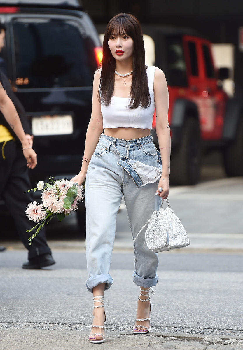 穿搭|泫雅又飒又美,穿白色背心配高腰的牛仔裤,身材比例出众,真吸睛