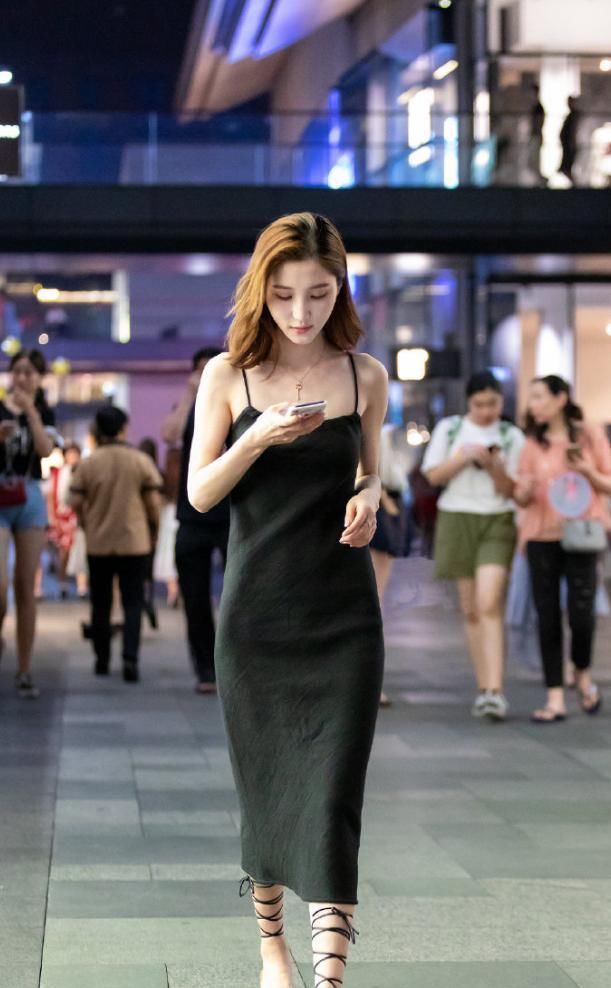 美女脚上缠的那么多绳,不会勒的脚疼吗