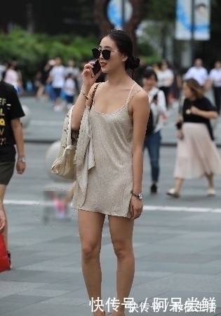 女人味|街拍：清凉优雅的长款吊带背心，十分具有知性的女人味，简单大方