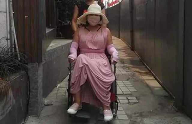 现状|花400多万做200次整容手术的“红粉宝宝”,现状让令人唏嘘