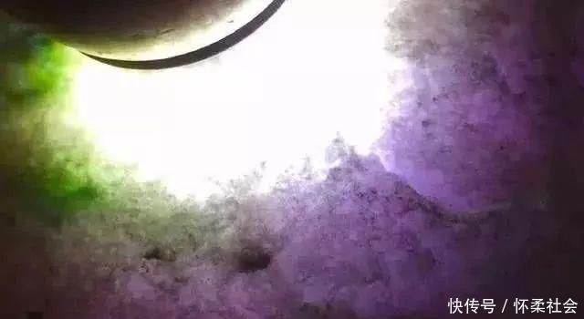 赌石|疯狂赌石,20万入手的木那翡翠原石,一刀切涨近千万