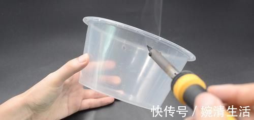 塑料打包盒上穿一根筷子，用途太棒了，解决了很多家庭困扰的烦恼