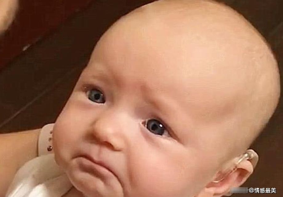 助听器|新生宝宝先天失聪,戴上助听器宝妈喊他,宝宝的表情家人泪目