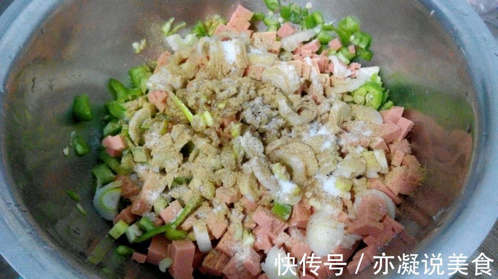 在家制作青椒火腿馅饼，味道鲜美，营养健康