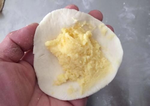 早餐喜欢吃的奶黄包,光滑松软,奶香浓郁,一次发酵省时间