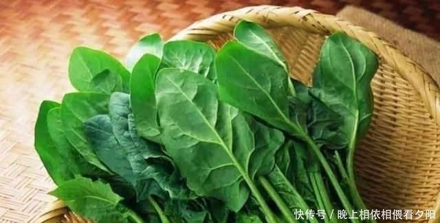 阳春三月，一把菠菜2颗蛋，半碗面粉做早餐，同时也是减脂晚餐