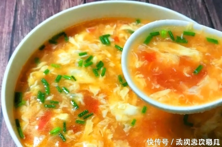 最简单家常的西红柿鸡蛋汤,加上这个小窍门,使汤更鲜味更美