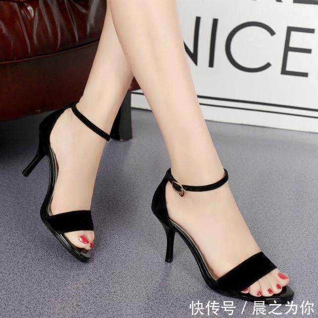 一字扣 细高跟凉鞋,拉长腿部的线条,塑造高挑的迷人身姿