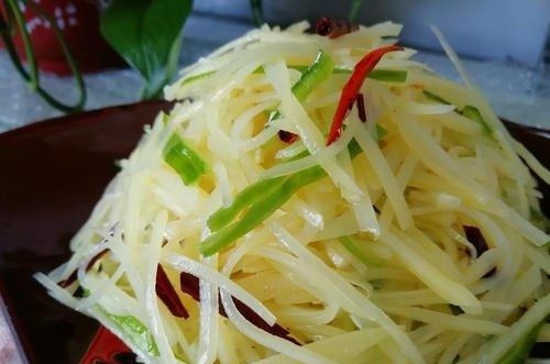 炒土豆丝,学会这三招,土豆丝爽脆不粘锅,很多人还不知道