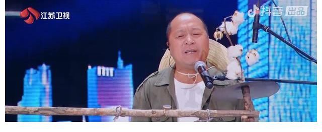 邓紫棋为他哭，谢霆锋称他唱出民谣的根本，这个农民大叔火了