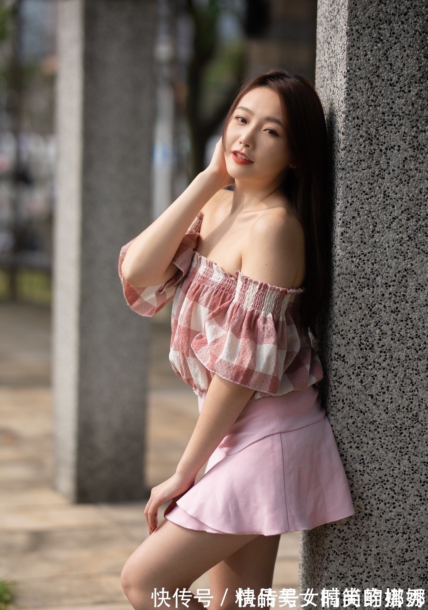 短裙|粉白格子的上衣搭配粉色的双层短裙,很显青春的甜美气息