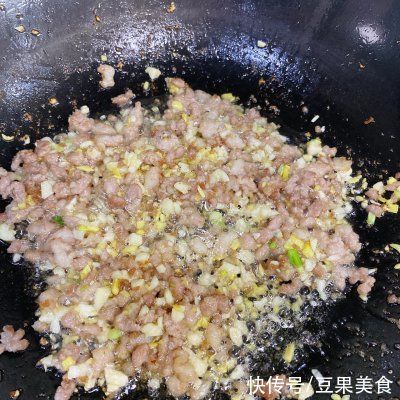  没错|不知道吃什么，剁辣椒肉末蒸豆腐准没错