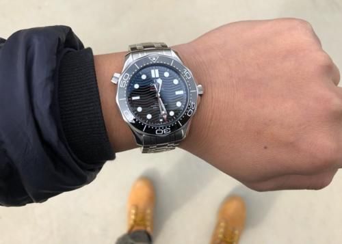 劳力士水鬼名气大，欧米茄海马性价比高，是你你选谁