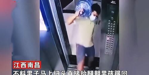恶作剧|男子扛38水出电梯,遭男孩恶意绊脚愤怒回踢:我不是你爸不会惯你