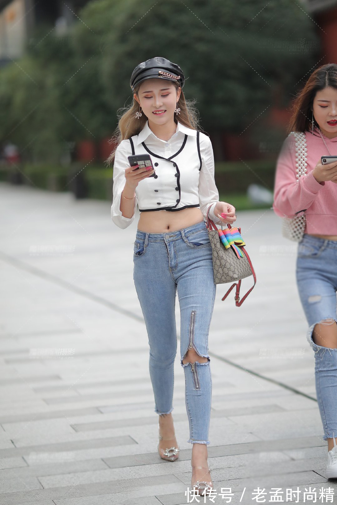 时髦|时髦的女生就是会穿搭,利用百搭的牛仔裤,穿出简约又靓丽的美
