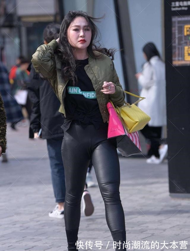 衣服 深绿色棒球服，凸显年轻时尚，搭配黑色皮裤，炫酷十足！