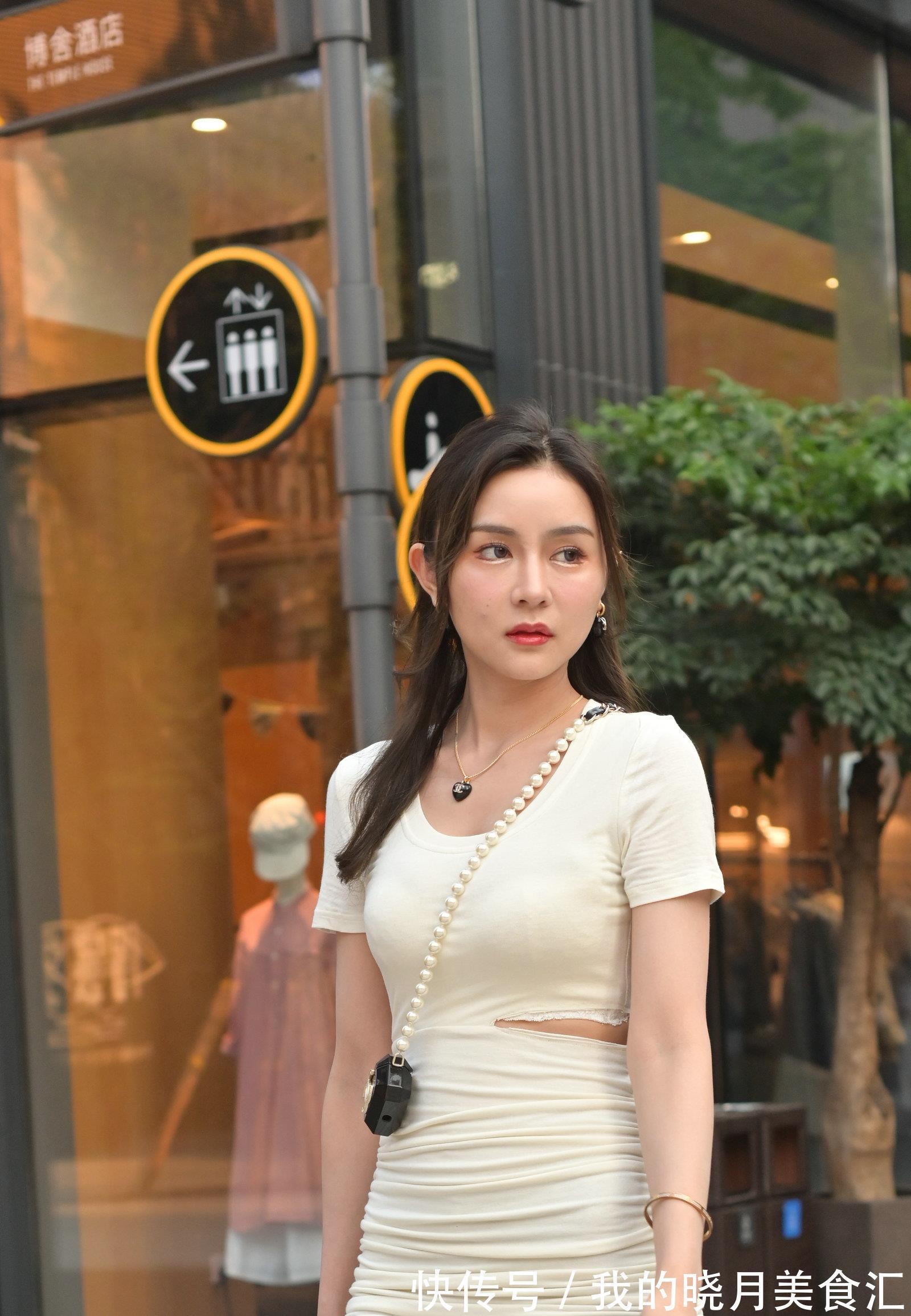 绿色|绿色的挂脖长裙,优雅十足又显气质,身材高挑的女生值得尝试