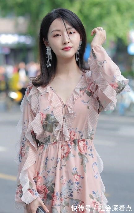 美女 粉色碎花裙,这样穿时尚又修身,你喜欢吗!