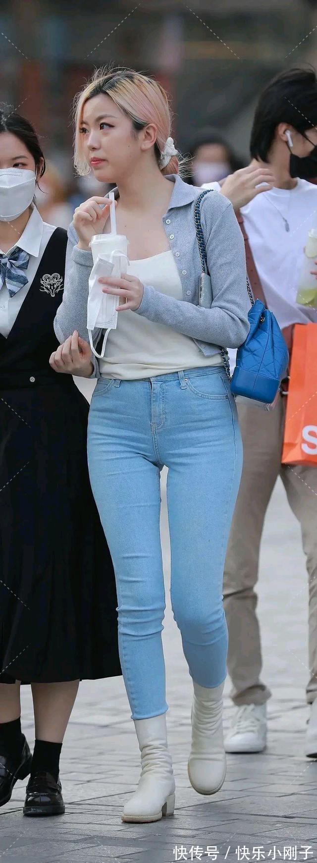 条纹|简单利落的瑜伽裤装扮显出典雅气质,款式多样又时尚,经典时尚穿搭