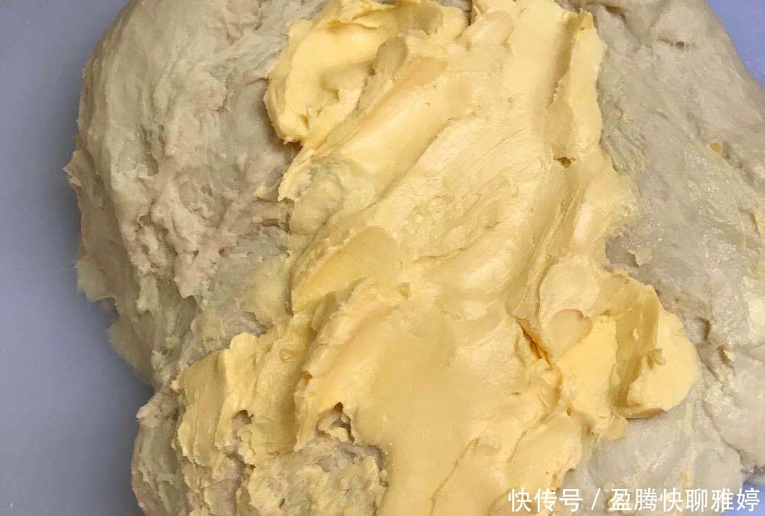 筋度|做面包时,不用烤箱,多加一步就能快速揉出膜,蒸好的面包松软拉