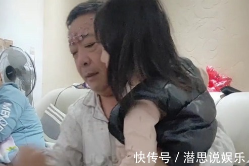 长辈们|“贵妇爷爷”哄娃吃药药火了,大概是全网“最洋气”的爷爷