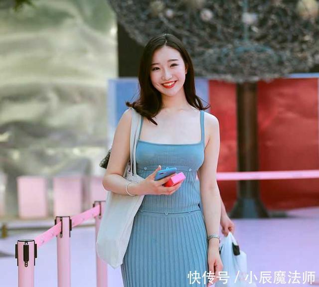穿出|时尚美女,吊带蓝色裙,穿出了高雅的气质,轻熟的美