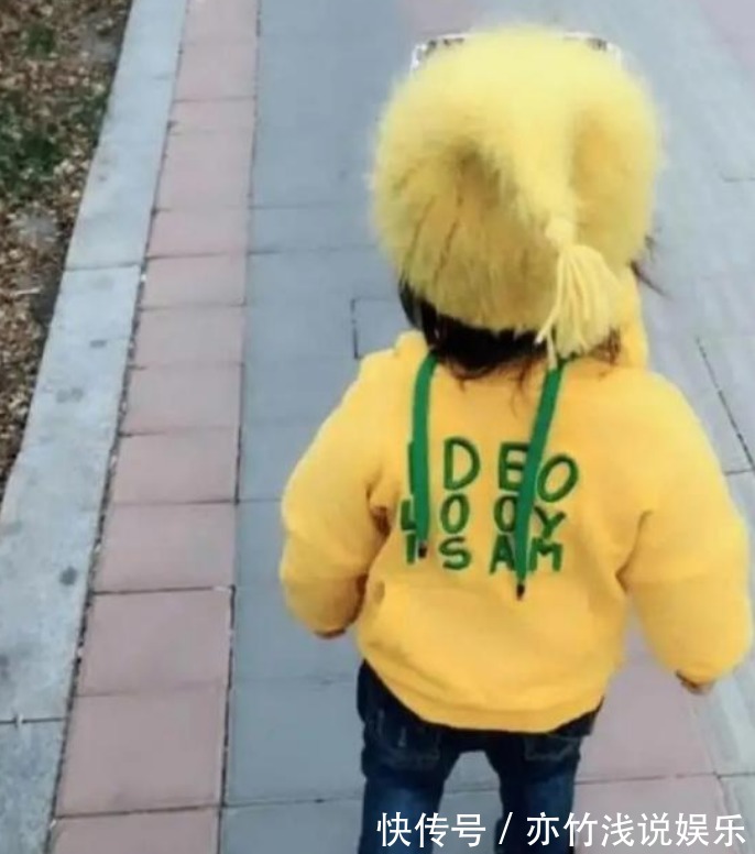 文丨橘|爸爸给女儿反穿衣服,女儿转过身,把妈妈逗笑了