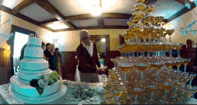 |搞笑GIF:走路玩手机后果很严重 原谅我不厚道的笑了