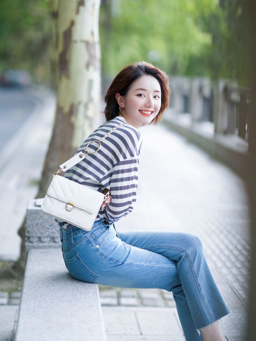 气质|小个子女生如何穿显高?条纹衫配牛仔裤显瘦还提升气质,高级洋气