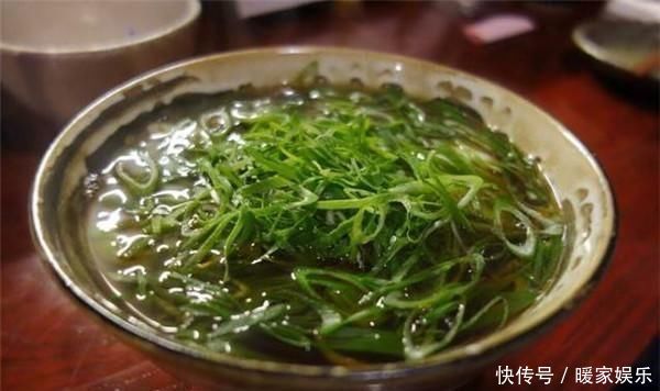 食材|日本这碗拉面很奇怪,葱比面条还多,其他食材都可以不要