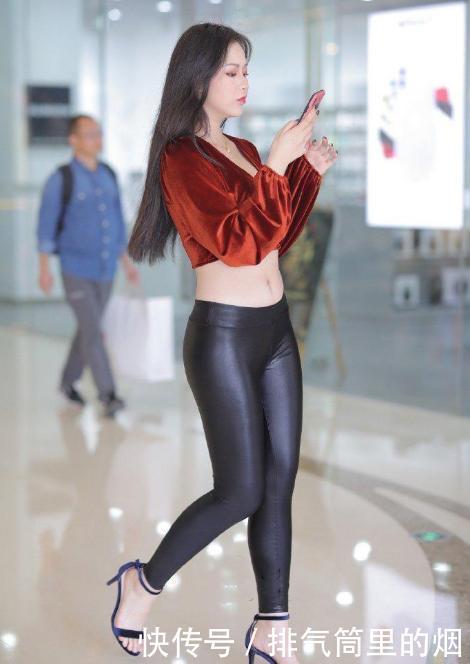 自信|V领短裤上衣配皮裤,时髦显身材,大胆又自信