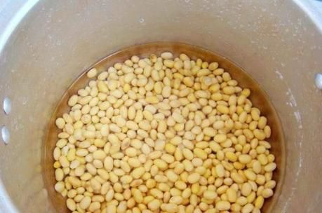 老辈人做黄豆酱，不晒不发酵，当天就能吃，做法简单更实用