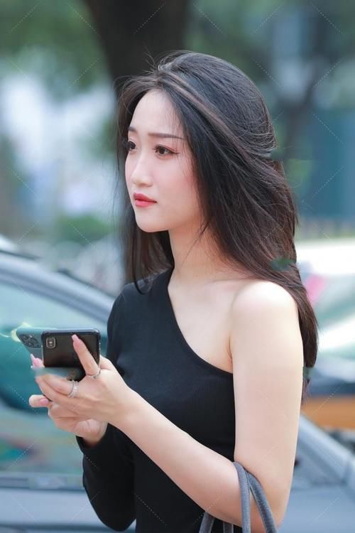 多么优雅的女人！鲜红的嘴唇微微向上