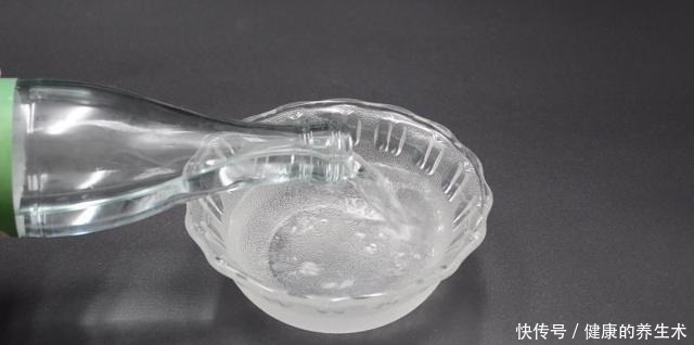 不管玻璃有多脏,试试这个小技巧,不用一滴水,干净透亮还不留灰!