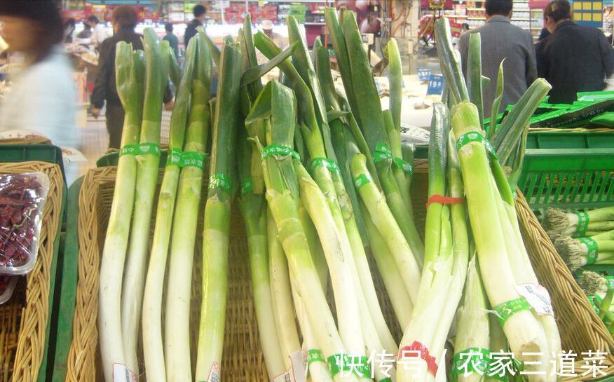 买回来的大葱,别随便放在地上,教你保存技巧,放半年都很新鲜
