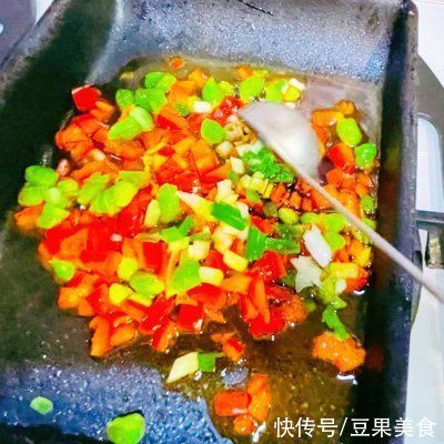 夏日|两块钱搞定一道家常美食#夏日开胃餐#清蒸鲫鱼鲜红汁