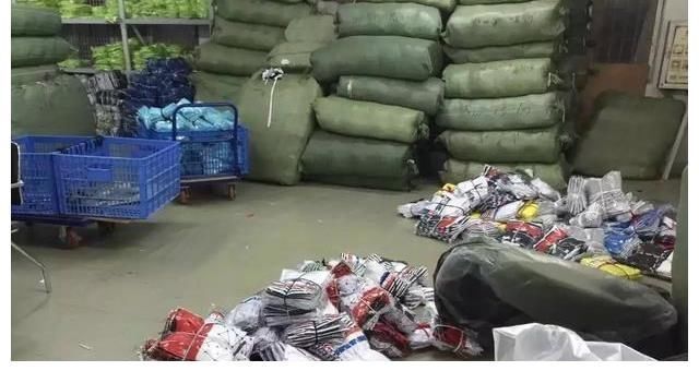 店铺|同一件衣服,实体店卖500元,而网上却只卖几十?为何会这样?