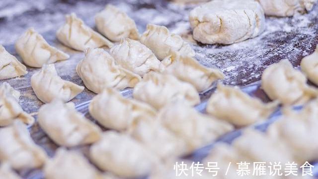 煮饺子时,不要中途加冷水,记住多放2样,饺子完整筋道不发粘