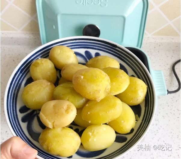 土豆的吃法多种多样，试一试这个椒盐小土豆，简单易做