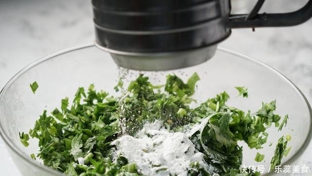 面粉|春季不能错过这种蔬菜,做成丸子蒸着吃,原汁原味,营养太棒了