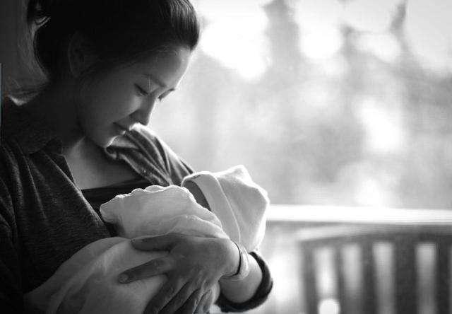 负面情绪|5年过去了,当年喝母乳被妈妈用剪刀划伤脸的男婴,现在如何了?